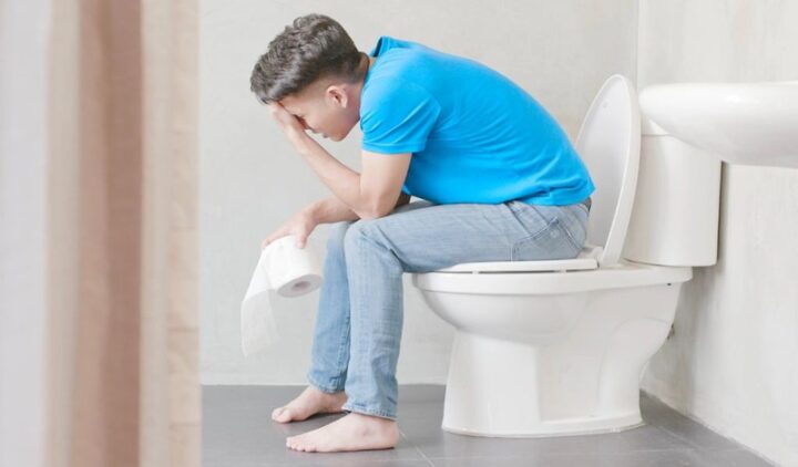 Một cốc nước La Hán quả trong suốt đặt cạnh nửa quả La Hán khô và vài lá bạc hà tươi, gợi cảm giác thanh mát, tự nhiên.