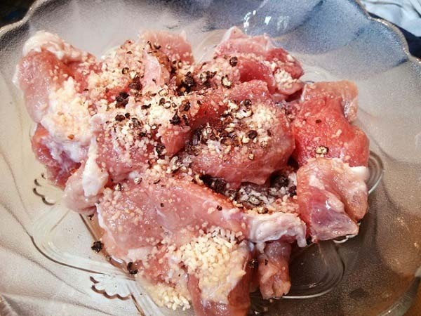 Thịt heo đã được cắt miếng và ướp gia vị đậm đà để nấu mì Quảng