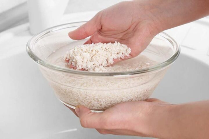 Nồi cơm điện và dụng cụ cần thiết để làm món xôi nước cốt dừa